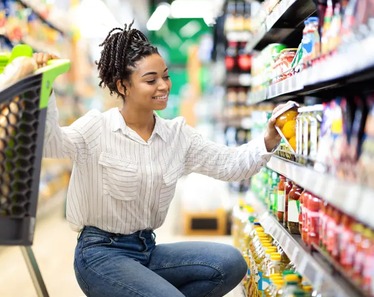 Clienta sonriente comprando en un supermercado